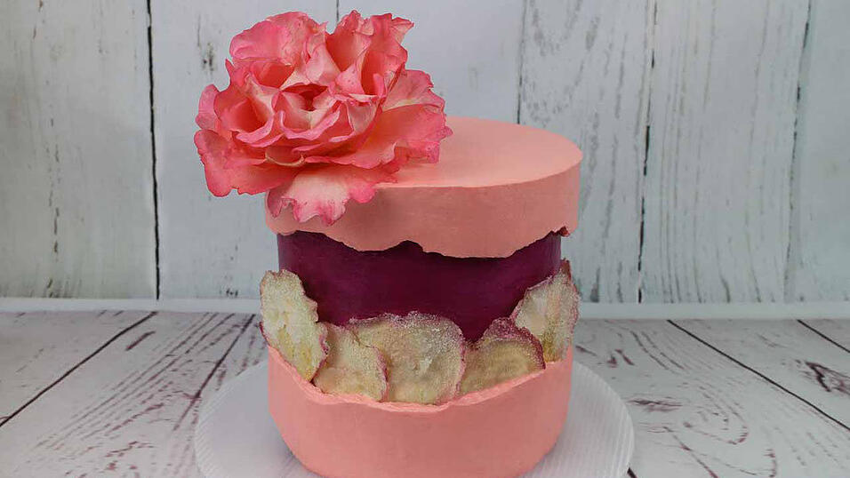 So sieht der fertige Rosen Fault Line Cake aus.