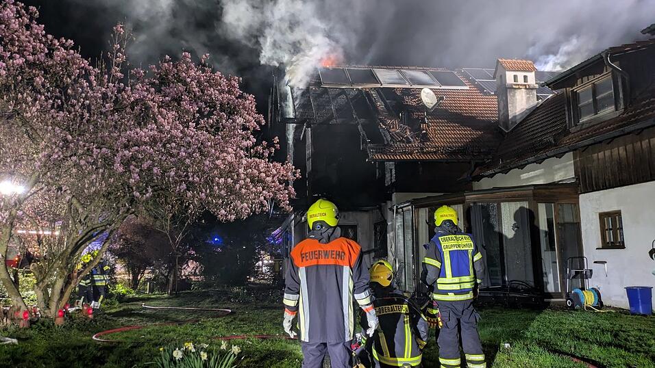 Ein Dachstuhlbrand forderte Einsatzkräfte aus Bogen und den umliegenden Gemeinden. Ein Dachstuhlbrand forderte Einsatzkräfte aus Bogen und den umliegenden Gemeinden.