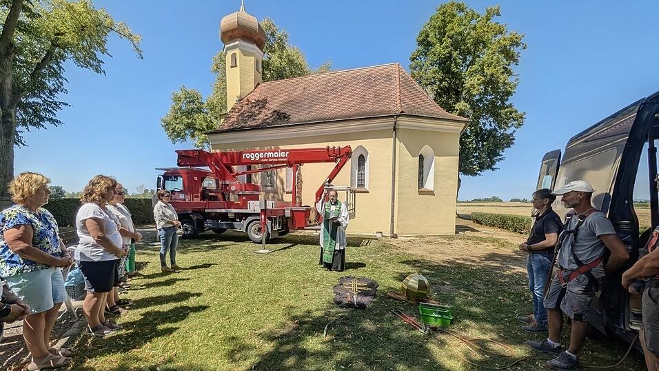 Bevor das Turmkreuz wieder seinen Platz auf dem Sebastiani-Kirchlein einnehmen konnte, wurde es von Dekan J&uuml;rgen Josef Eckl gesegnet.
