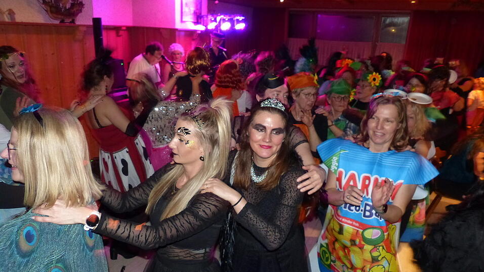 Getanzt und gefeiert wurde nach Herzenslust beim Frauenfasching im Schobersaal. Getanzt und gefeiert wurde nach Herzenslust beim Frauenfasching im Schobersaal.