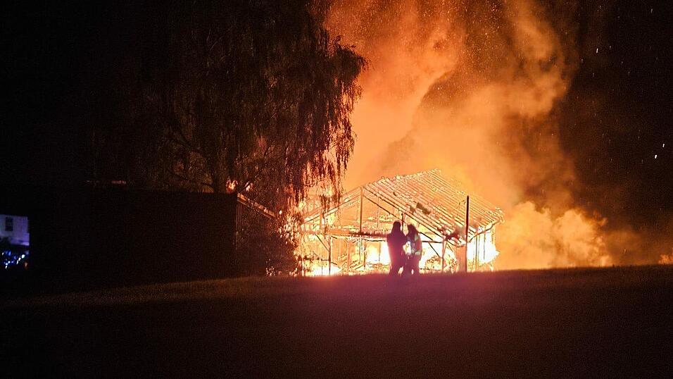 Beim Eintreffen der Feuerwehrleute stand der Stall bereits in Vollbrand.&nbsp;