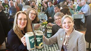 Katharina Dröge (l.) und Katharina Schulze (r.) mit den beiden bayerischen Landesvorsitzenden Eva Lettenbauer (2.v.l.) und Gisela Sengl. Katharina Dröge (l.) und Katharina Schulze (r.) mit den beiden bayerischen Landesvorsitzenden Eva Lettenbauer (2.v.l.) und Gisela Sengl.