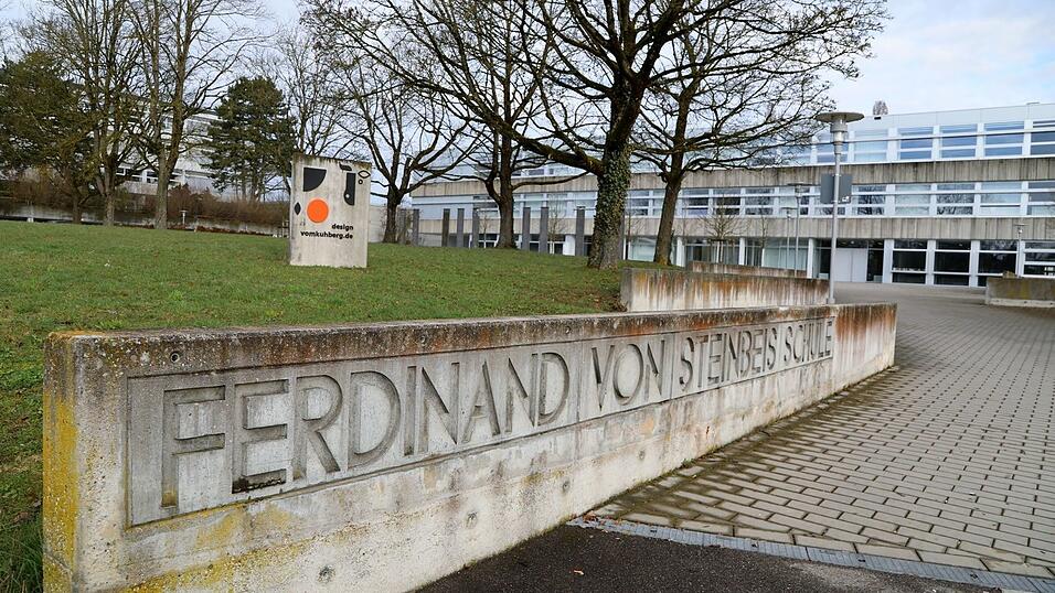 In der Berufsschule gab es Schlägereien und Gewaltausbrüche. In der Berufsschule gab es Schlägereien und Gewaltausbrüche.