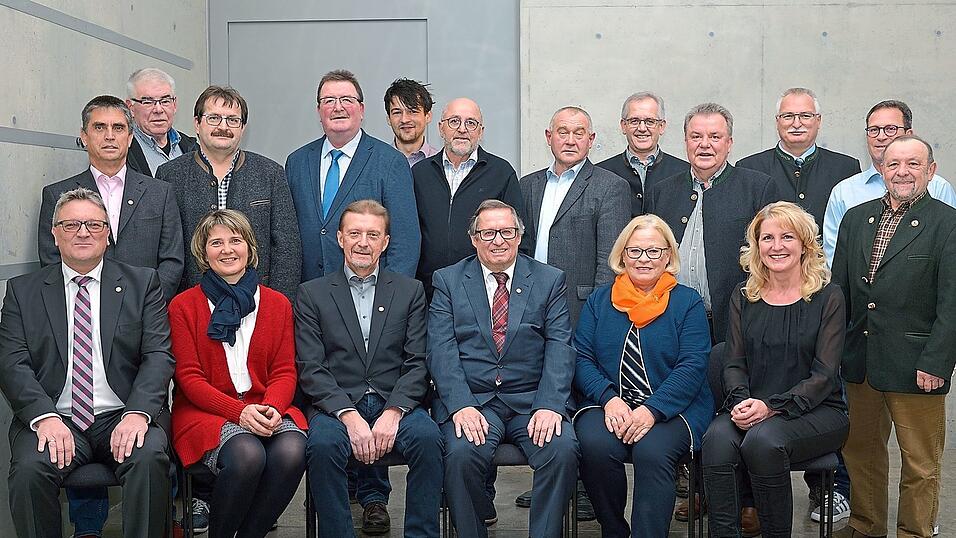 Aus dem Gemeinderat der Wahlperiode 2014 bis 2020 (hier mit B&uuml;rgermeister G&uuml;nter Schuster und dem gesch&auml;ftsleitenden Beamten Christof Wittmann) scheiden sieben Mitglieder aus.