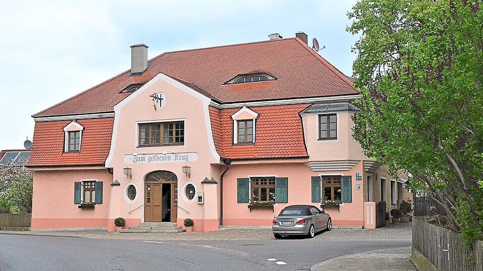 Der Goldene Krug prägt das Ortsbild von Sengkofen und ist in weitem Umkreis für die hervorragende Küche bekannt. Der Goldene Krug prägt das Ortsbild von Sengkofen und ist in weitem Umkreis für die hervorragende Küche bekannt.