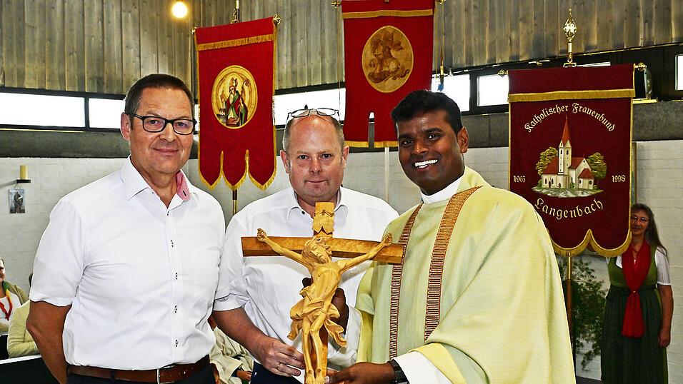 Zum Abschied überreichten Thomas Kick und Kirchenpfleger Thomas Glier (v.l.) dem Pater ein Kruzifix. Zum Abschied überreichten Thomas Kick und Kirchenpfleger Thomas Glier (v.l.) dem Pater ein Kruzifix.