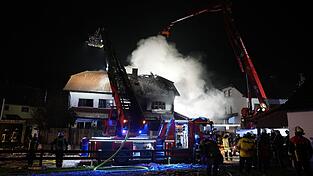 Zeitweise waren 140 Feuerwehrleute im Einsatz, um den Brand in Geisenfeld zu löschen. (Archivbild) Zeitweise waren 140 Feuerwehrleute im Einsatz, um den Brand in Geisenfeld zu löschen. (Archivbild)