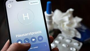 Macht eine telefonische Krankschreibung Fehlzeiten im Job zu leicht? (Archivbild)