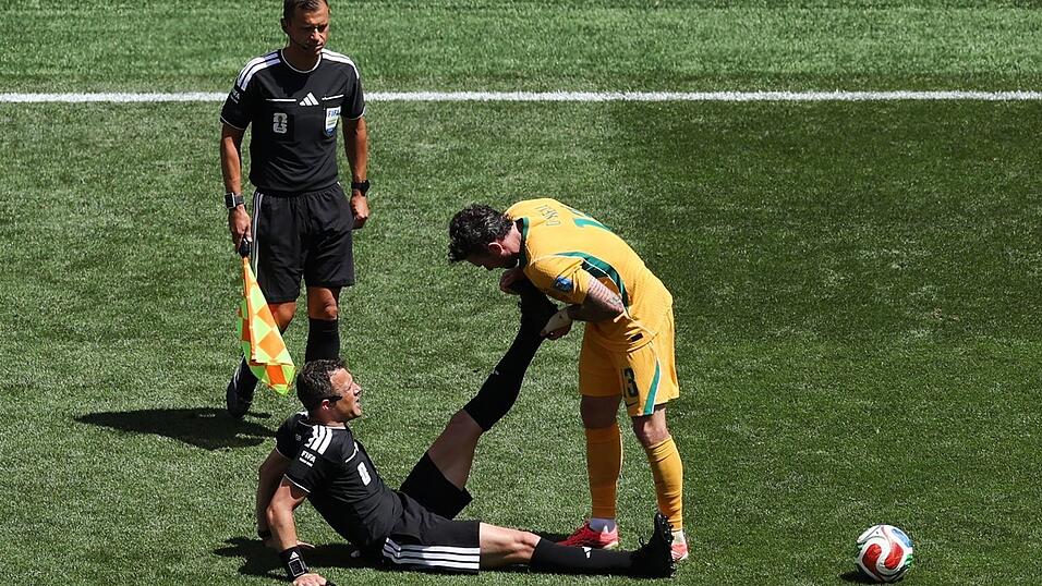 Felix Zwayer (M) bekam Hilfe vom Australier Aiden O'Neill. Felix Zwayer (M) bekam Hilfe vom Australier Aiden O'Neill.