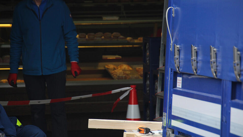 Eine Autofahrerin dr&uuml;ckte am Samstagmorgen die Eingangst&uuml;r in eine B&auml;ckerei in Wolfsegg.