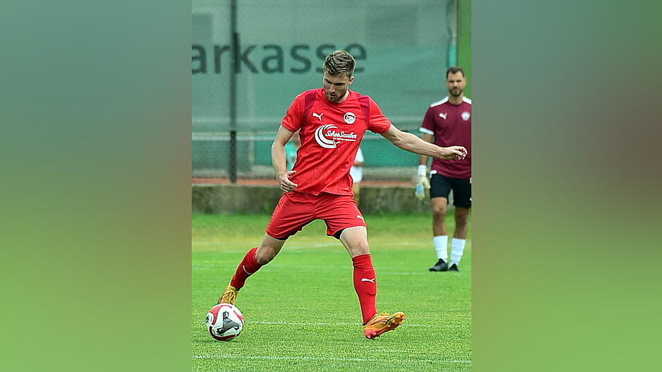 Plattlings Spielertrainer Tobias Eckl hofft im letzten Spiel des Jahres beim Spitzenreiter FC Ergolding auf eine Überraschung. Plattlings Spielertrainer Tobias Eckl hofft im letzten Spiel des Jahres beim Spitzenreiter FC Ergolding auf eine Überraschung.