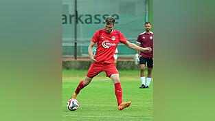 Plattlings Spielertrainer Tobias Eckl hofft im letzten Spiel des Jahres beim Spitzenreiter FC Ergolding auf eine Überraschung. Plattlings Spielertrainer Tobias Eckl hofft im letzten Spiel des Jahres beim Spitzenreiter FC Ergolding auf eine Überraschung.