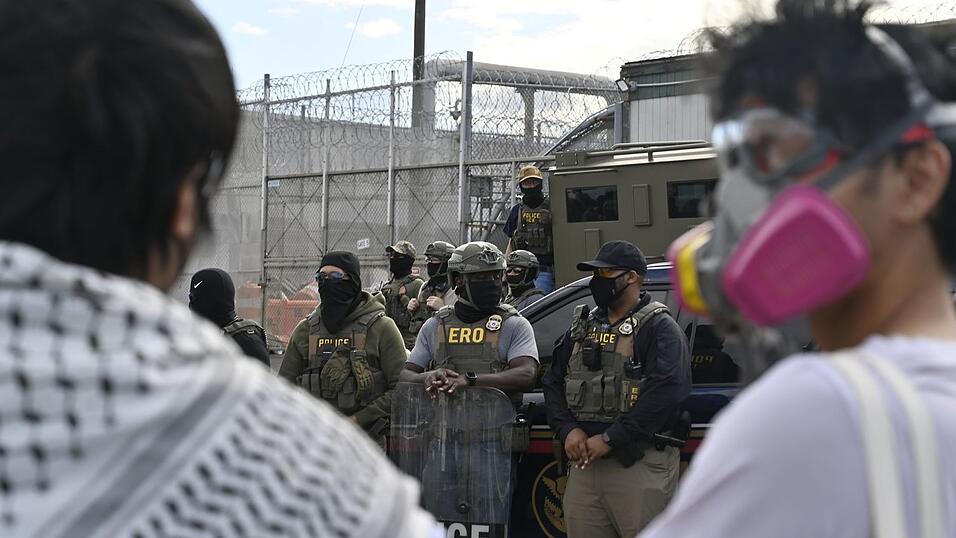 Menschen protestieren vor dem Abschiebezentrun in Newark im US-Bundestaat New Jersey. Menschen protestieren vor dem Abschiebezentrun in Newark im US-Bundestaat New Jersey.