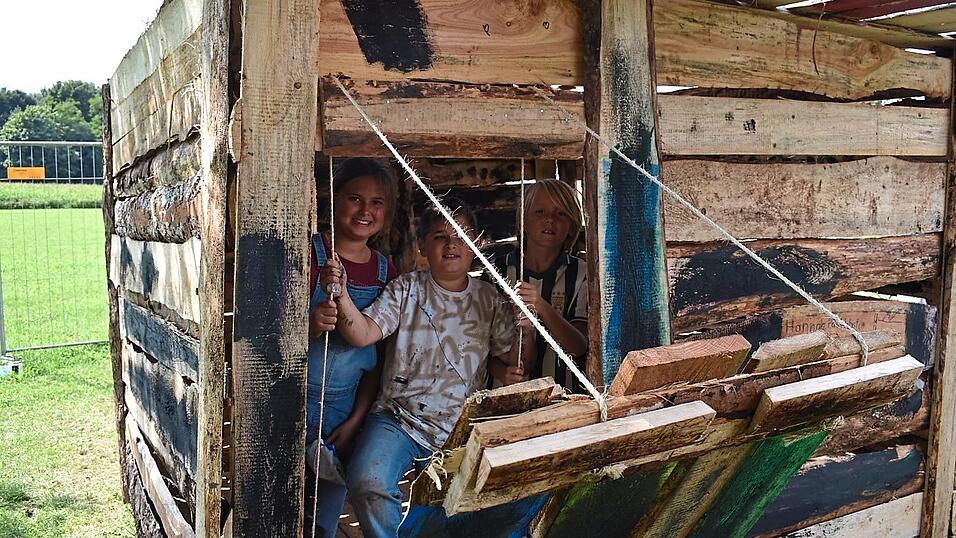 Sogar mit einer Zugbr&uuml;cke wurde eines der Bauwerke gesch&uuml;tzt. - Star Wars war das gro&szlig;e Vorbild f&uuml;r diese Erbauer-Mannschaft.