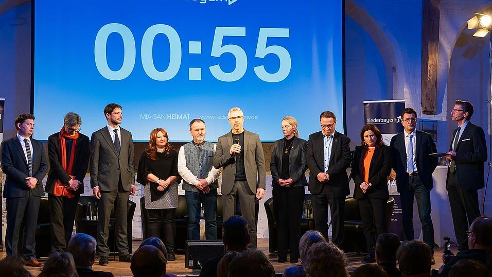 Moderator Thomas Holzberger (ganz rechts) mit den Kandidaten (von links): Thomas Haslinger, Heiko Helmbrecht, Norbert Hoffmann, Gabriella Lando, Olaf Minet, Christoph Rabl. Patricia Steinberger, G&uuml;nter Stra&szlig;berger, Petra Strasser und J&uuml;rgen Wachter.
