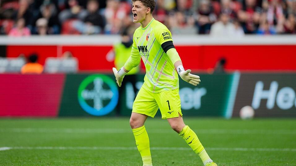 Zeigte gegen Bayer Leverkusen zahlreiche starke Paraden: Augsburgs Torh&uuml;ter Finn Dahmen.