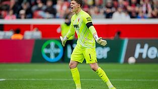 Zeigte gegen Bayer Leverkusen zahlreiche starke Paraden: Augsburgs Torh&uuml;ter Finn Dahmen.