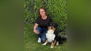 Organisatorin Maria Neumann mit ihrem Hund.