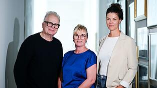 S&auml;nger Herbert Gr&ouml;nemeyer (l-r) mit Anneke Richter und Nicole M&uuml;ller vom Verein &laquo;Heimatbewegen&raquo;.