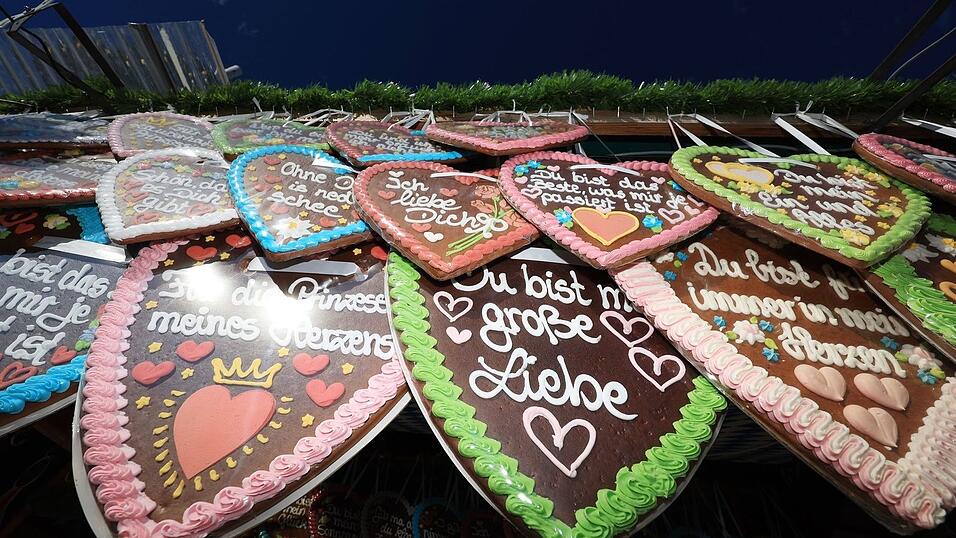 Tatsächlich wird auf der Wiesn nicht nur Bier getrunken, sondern auch angebandelt. (Symbolbild) Tatsächlich wird auf der Wiesn nicht nur Bier getrunken, sondern auch angebandelt. (Symbolbild)