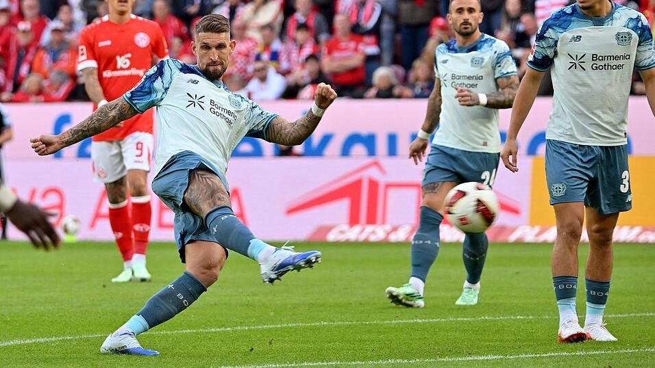 Robert Andrich (l) trifft für Bayer Leverkusen. Robert Andrich (l) trifft für Bayer Leverkusen.