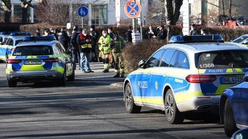 Die Polizei ist mit einem Gro&szlig;aufgebot auf dem Gel&auml;nde der Heidelberger Universit&auml;t.