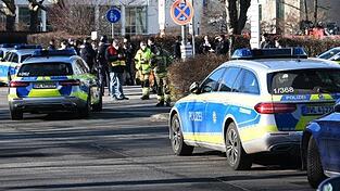 Die Polizei ist mit einem Großaufgebot auf dem Gelände der Heidelberger Universität. Die Polizei ist mit einem Großaufgebot auf dem Gelände der Heidelberger Universität.