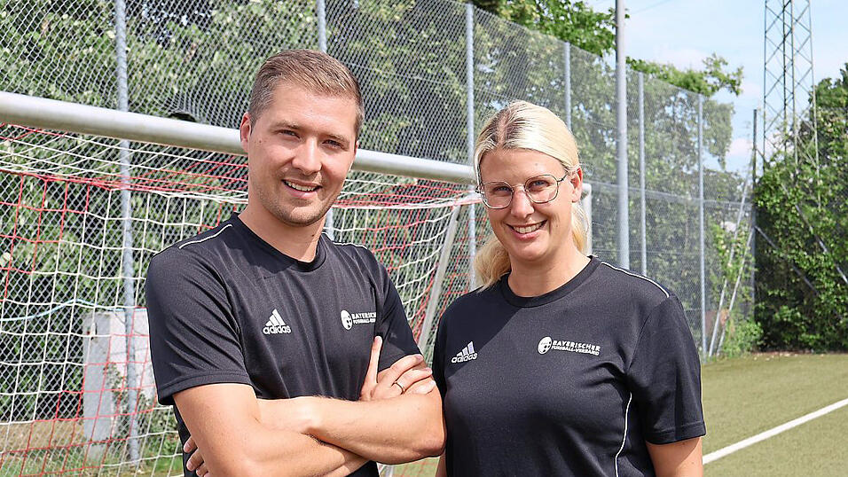 WACHSAM BLEIBEN: Kristina und Jürgen Steckermeier sorgen für einen ordnungsgemäßen Spielablauf - auf dem Feld und auch mit den Kindern daheim. WACHSAM BLEIBEN: Kristina und Jürgen Steckermeier sorgen für einen ordnungsgemäßen Spielablauf - auf dem Feld und auch mit den Kindern daheim.