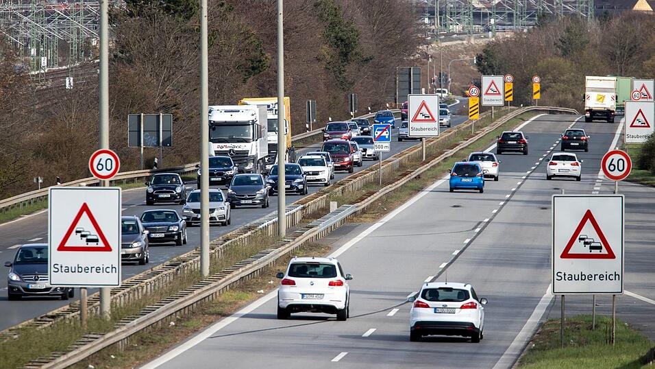 Lebensgefährliche Aktion: Auf diese Straße warfen die Täter die Steine und Platten. (Archivbild) Lebensgefährliche Aktion: Auf diese Straße warfen die Täter die Steine und Platten. (Archivbild)