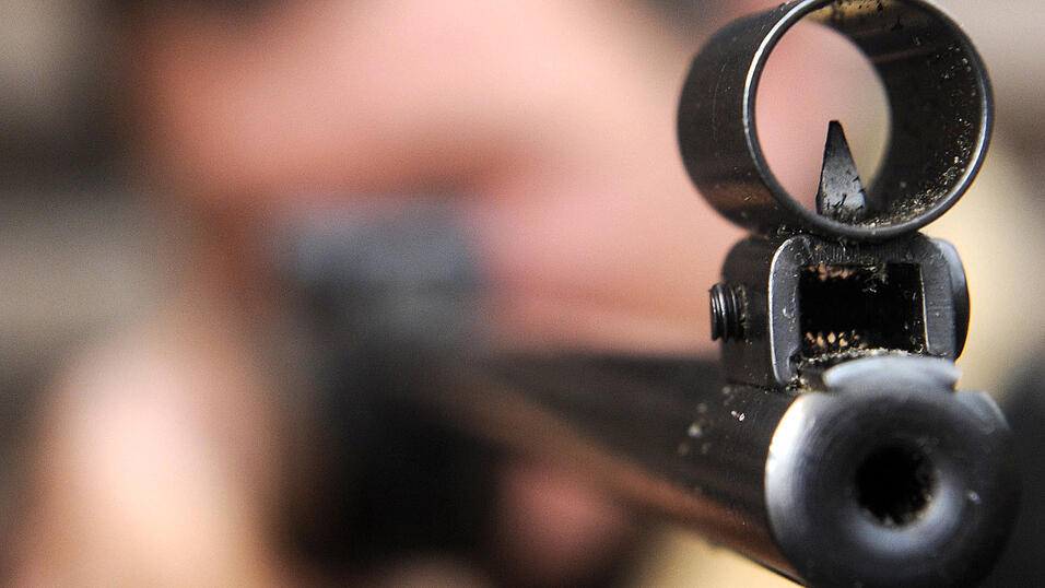 Mit einem Luftgewehr Tiere zu 'verjagen' und ihnen dadurch mitunter Schaden zuzufügen, ist eine Straftat. Mit einem Luftgewehr Tiere zu 'verjagen' und ihnen dadurch mitunter Schaden zuzufügen, ist eine Straftat.