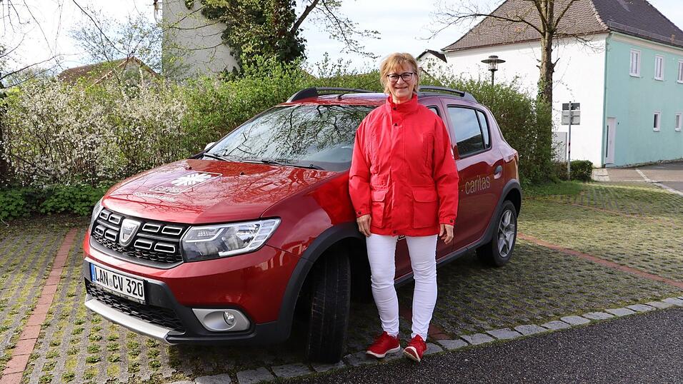 Mit dem Auto besuchen Angela K&ouml;hler und ihre Kolleginen die Patienten.