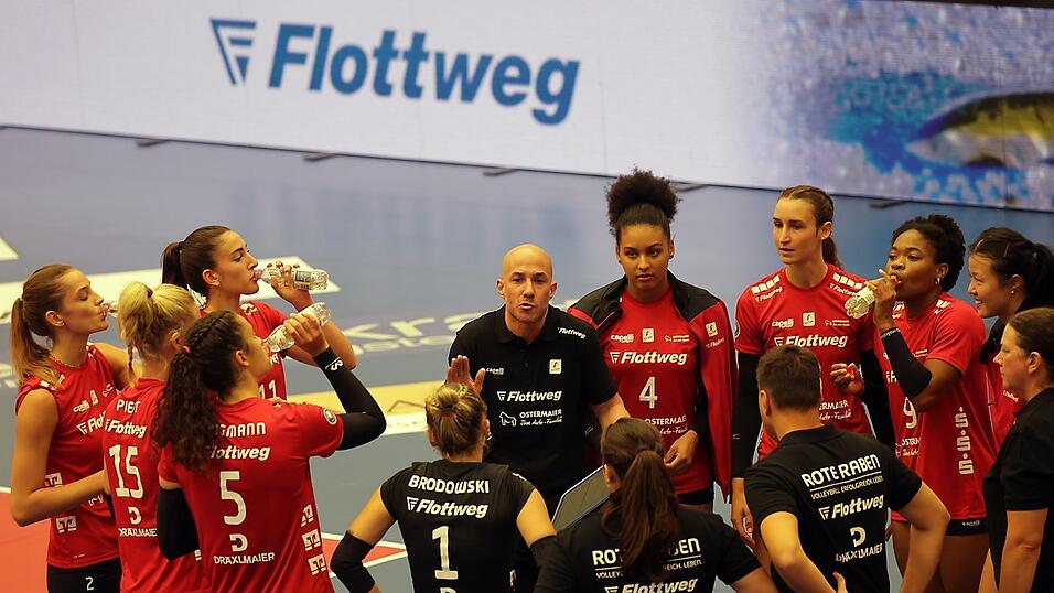 Noch ein kräftiger Schluck - dann k's losgehen: Raben-Coach Alberto Chaparro schwört seine Mädels schon mal auf die Begegnung mit dem Erstligisten ein. 'Im Pokal kann alles passieren, auch wenn Münster natürlich Favorit ist', sagt der Spanier. Noch ein kräftiger Schluck - dann k's losgehen: Raben-Coach Alberto Chaparro schwört seine Mädels schon mal auf die Begegnung mit dem Erstligisten ein. 'Im Pokal kann alles passieren, auch wenn Münster natürlich Favorit ist', sagt der Spanier.