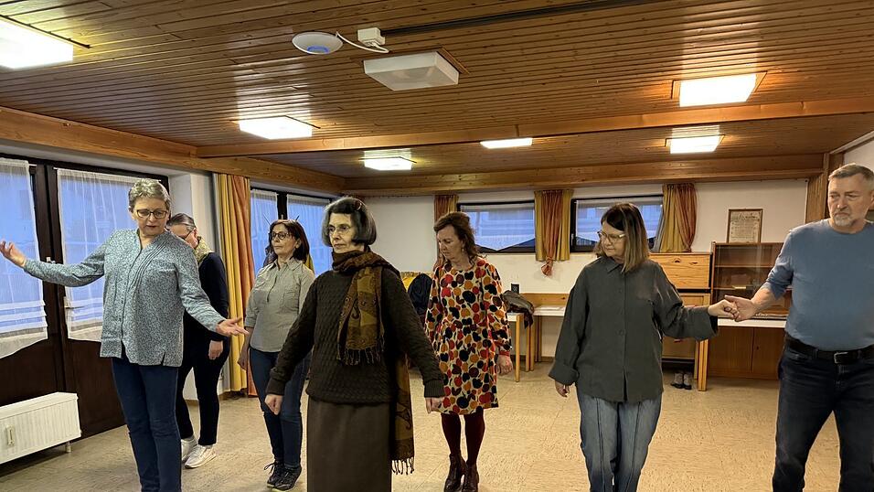 Auf den Ballen auftreten! Doris Kittelmann (v.l.) und Elisabeth Grotz mit den Teilnehmern.