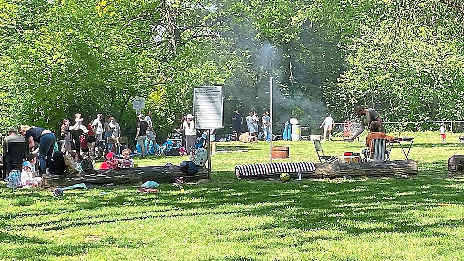 Schönes Wetter, gutes Essen und Trinken. Viele nutzten den Tag, um in der Gretlmühle zu grillen.