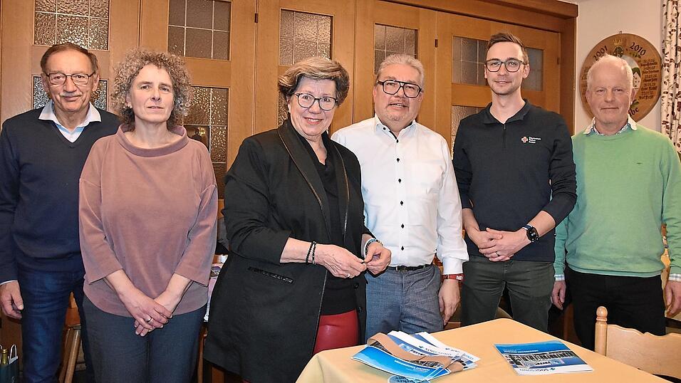 Allgemeinarzt Dr. Siegfried Gehrmann, ZRF-Gesch&auml;ftsf&uuml;hrerin Eva L&ouml;ffler, Thomas Lippmann, BRK-Kreisgesch&auml;ftsf&uuml;hrer Christoph K&uuml;hnl und Claus Rauschmeier (v. l.) folgten der Einladung von Hannelore Langwieser (3. v. l.) zur B&uuml;rgerfragestunde im Seidlbr&auml;u.