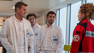 Mit einem entscheidenden Hinweis bringt Elli Kempfer (Klara Deutschmann, rechts) Dr. Mark Sorell (Marcus Mittermeier, links) dazu, die Entlassung einer Patientin noch mal zu &uuml;berdenken.