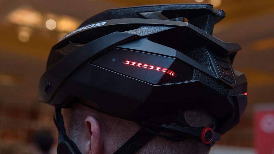 Mit Licht und Sturzsensor: In einigen Helmen steckt viel Technik.
