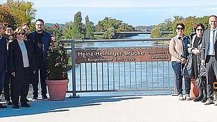Frisch saniert und mit einem Namen versehen: Der Stadtrat vor einer der zwei Namenstafeln auf der Heinz-Heininger-Br&uuml;cke.