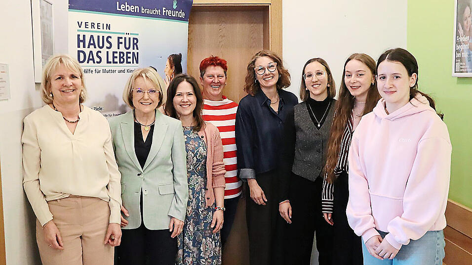 Zogen Jahresbilanz: Dr. Regine Langer-Huber (2.v.l.), Vorsitzende des Tr&auml;gervereins Haus f&uuml;r das Leben, mit ihren Stellvertreterinnen Andrea Koch (l.) und Alexandra G&ouml;ldner (3.v.l.) mit Erzieherin Petra Thalhofer (4.v. l.) und (daneben) den Sozialp&auml;dagoginnen Birgit Masur (Leiterin des Frauenhauses) und ihrer Stellvertreterin Katharina Gall sowie Praktikantinnen.