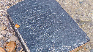 Der Grabstein von Joseph Steininger, der am 10. April 1911 gestorben ist, gibt noch Rätsel auf. Der Grabstein von Joseph Steininger, der am 10. April 1911 gestorben ist, gibt noch Rätsel auf.