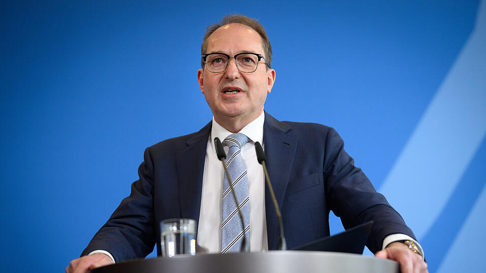 Alexander Dobrindt (CSU), Bundesinnenminister, äußert sich bei einer Pressekonferenz im Bundesministerium des Innern zur Situation an den deutschen Grenzen. Alexander Dobrindt (CSU), Bundesinnenminister, äußert sich bei einer Pressekonferenz im Bundesministerium des Innern zur Situation an den deutschen Grenzen.