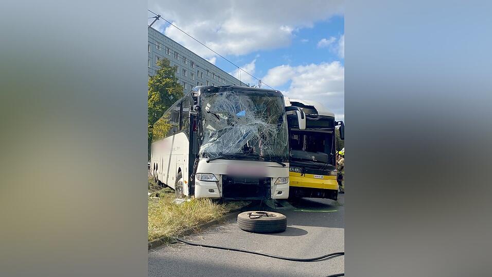 Der Fahrer eines Reisebusses wird bei einem Zusammenstoß mit einer Tram nahe dem Alexanderplatz schwer verletzt. Der Fahrer eines Reisebusses wird bei einem Zusammenstoß mit einer Tram nahe dem Alexanderplatz schwer verletzt.