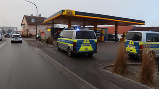 Polizeieinsatz an einer Tankstelle in Cham-Janahof. Polizeieinsatz an einer Tankstelle in Cham-Janahof.