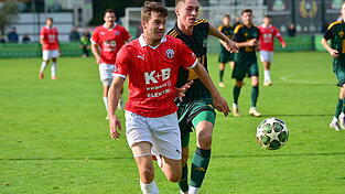 Chams Fritz Amberger (rot), hier im Zweikampf mit Maximilian Hiltl, hat sich vergangenen Sonntag im Auswärtsspiel bei der DJK Ammerthal verletzt. Gegen Neumarkt fehlt der 19-Jährige. Chams Fritz Amberger (rot), hier im Zweikampf mit Maximilian Hiltl, hat sich vergangenen Sonntag im Auswärtsspiel bei der DJK Ammerthal verletzt. Gegen Neumarkt fehlt der 19-Jährige.