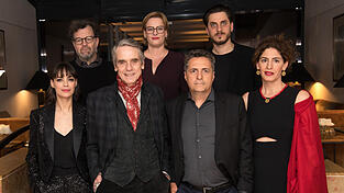 Die Internationale Jury der Berlinale: Berenice Bejo (von links), Kenneth Lonergan, Jeremy Irons, Bettina Brokemper, Kleber Mendonca Filho, Luca Marinelli und Annemarie Jacir Die Internationale Jury der Berlinale: Berenice Bejo (von links), Kenneth Lonergan, Jeremy Irons, Bettina Brokemper, Kleber Mendonca Filho, Luca Marinelli und Annemarie Jacir