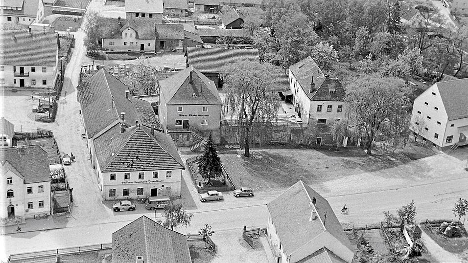 Gegen&uuml;ber der Staatsstra&szlig;e von links: Gasthaus Zehentbauer, Metzgerei Ohneis, Teil des ehemaligen Schlosses, Lagerhaus Zehentbauer.