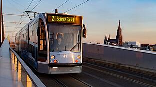 Das Mädchen wird bei dem Zusammenstoß mit der Straßenbahn verletzt. (Symbolbild)