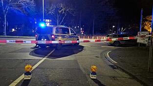 Ein Auto soll in eine Bushaltestelle gefahren sein, vier Menschen werden laut Polizei verletzt. Die Polizei sucht nun nach Bildern und Videos von Zeugen.