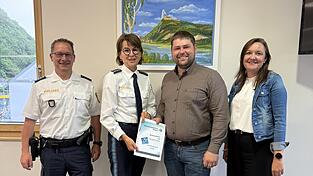 Bei der Vorstellung der Zahlen f&uuml;r 2025 (von links): Polizeihauptkommissar Max Kienberger, Erste Polizeihauptkommissarin Daniela Neumayer, Erster B&uuml;rgermeister Walter Franz und Stefanie Gietl (Ordnungsamt Stadt Bogen).