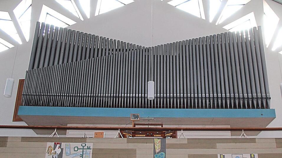 Die Orgel in der Pfarrkirche Sankt Pankratius aus den 60er Jahren braucht sowohl baulich wie klanglich die Hand eines Fachmannes, damit sie wieder gut bespielbar ist. Die Orgel in der Pfarrkirche Sankt Pankratius aus den 60er Jahren braucht sowohl baulich wie klanglich die Hand eines Fachmannes, damit sie wieder gut bespielbar ist.